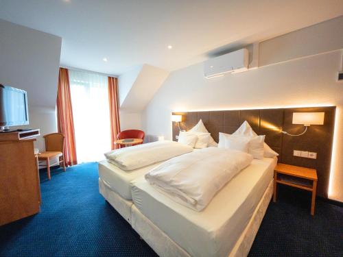 Postel nebo postele na pokoji v ubytování Akzent Hotel Atrium Baden