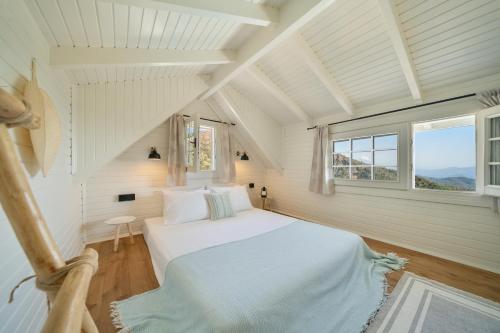 Llit o llits en una habitació de The Box House & Charming Private Tiny House & Pool