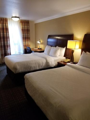 Ένα ή περισσότερα κρεβάτια σε δωμάτιο στο Clarion Inn & Suites Central Clearwater Beach