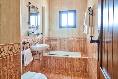 La salle de bains est pourvue d'un lavabo, de toilettes et d'une baignoire. dans l'établissement El Mirador del Valle, à San Jose del Valle