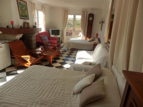 1 dormitorio con 1 cama y sala de estar en Villa Gypsie, en Urrugne