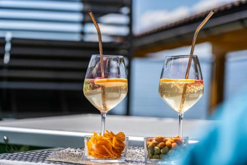 two glasses of wine and chips on a table at Apfel Chalet Feldhof in Caines