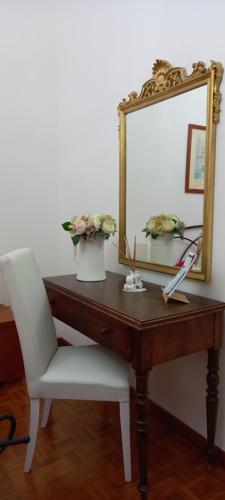 a mirror sitting on top of a desk with a chair at MaisonFree Centro Storico in Civitavecchia