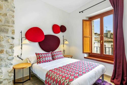 Can Bona Casa Dúplex con terraza في بيسالو: غرفة نوم بسرير كبير ونافذة