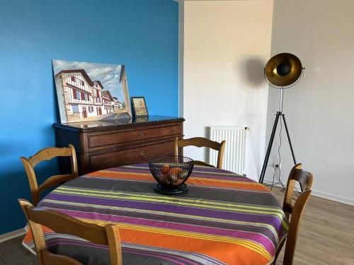 a table with a bowl on top of it in a room at Appartement Cambo-les-Bains, 2 pièces, 2 personnes - FR-1-495-74 in Cambo-les-Bains