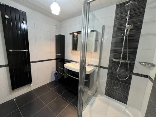 Ένα μπάνιο στο Appartement Cambo-les-Bains, 2 pièces, 2 personnes - FR-1-495-74