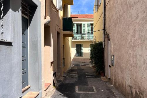 Une allée entre deux bâtiments dans une allée dans l'établissement Studio avec mezzanine dans le coeur du vieil Antibes wifi climatisation, à Antibes