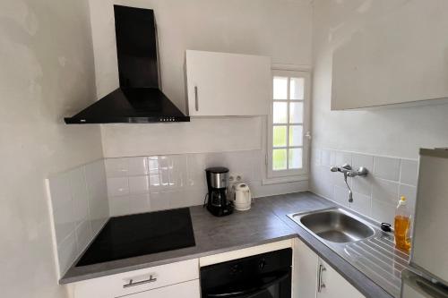 małą kuchnię ze zlewem i kuchenką w obiekcie 30m Studio in the heart of old Antibes wifi air conditioning w mieście Antibes