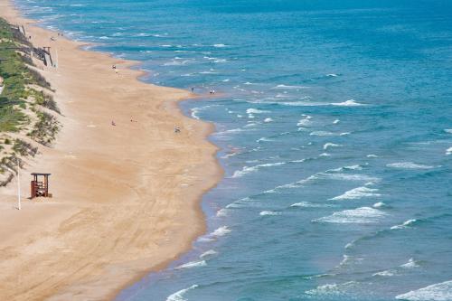a beach with people on it and the ocean at Cullera Panoramic Sea Views Apartment in Cullera