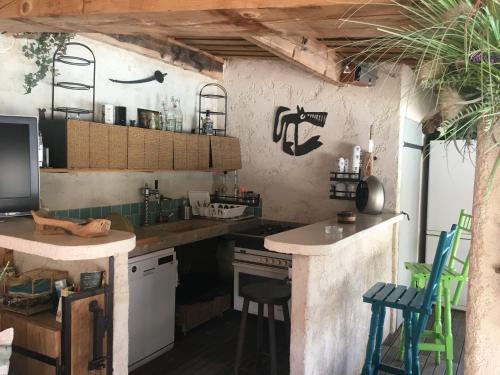 une cuisine avec une cuisinière et un comptoir dans l'établissement Villa Familiale piscine, spa, entre Cannes et Nice, à Châteauneuf