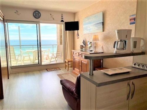 Cette chambre comprend une cuisine et offre une vue sur l'océan. dans l'établissement Studio tout équipé à Quiberon avec terrasse et garage - FR-1-478-118, à Quiberon