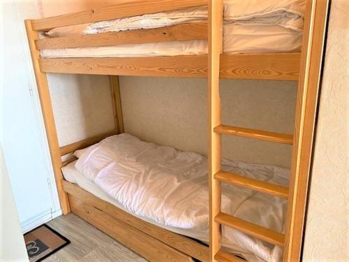 - un lit superposé en bois avec un matelas blanc dans l'établissement Studio tout équipé à Quiberon avec terrasse et garage - FR-1-478-118, à Quiberon