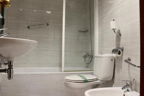 a bathroom with a toilet and a sink and a shower at El Jardi in Barcelona