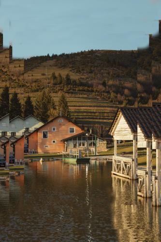 クープレスにあるLake House Bebićの水上の建物群
