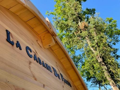 un panneau sur le côté d'un bâtiment avec des arbres dans l'établissement La cabane du Panda, à Abrest