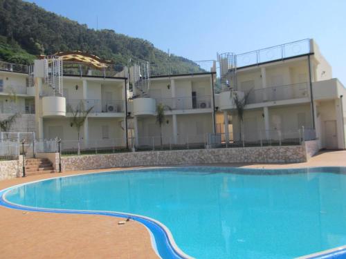 una grande piscina di fronte a un edificio di Apartment Napitia Hills a Pizzo