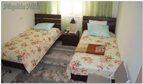a bedroom with two twin beds and a table at Apartment Napitia Hills in Pizzo