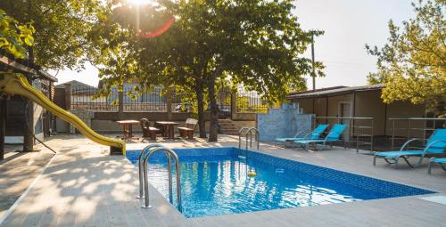 una piscina con tobogán y un parque infantil en Guest House Nevena, en Shabla