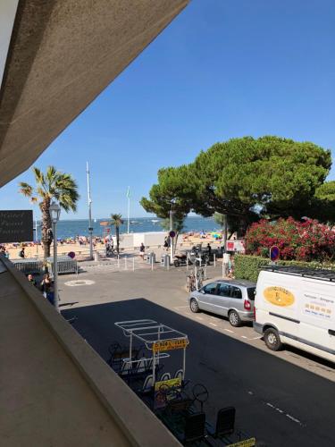 アルカションにあるLe studio de la plage centraleの駐車場(ビーチとバン付)の景色を望めます。