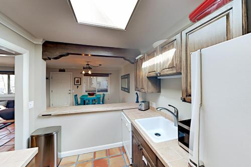 een keuken met een wastafel en een koelkast bij Plazadise in Santa Fe