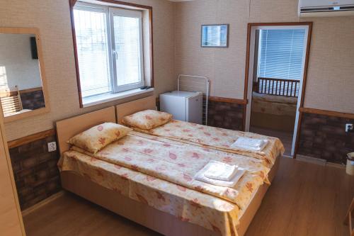 1 dormitorio con 2 camas en una habitación con ventanas en Guest House Nevena, en Shabla