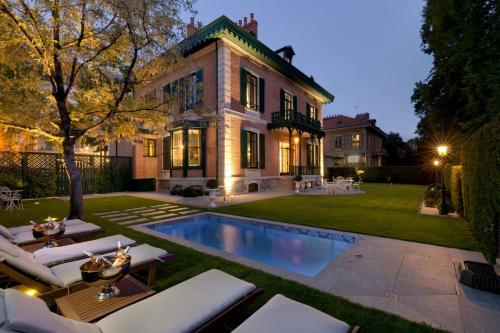 une maison avec une piscine dans la cour dans l'établissement Villa - Chalet Clermont-Tonnerre avec piscine en centre-ville, à Vichy