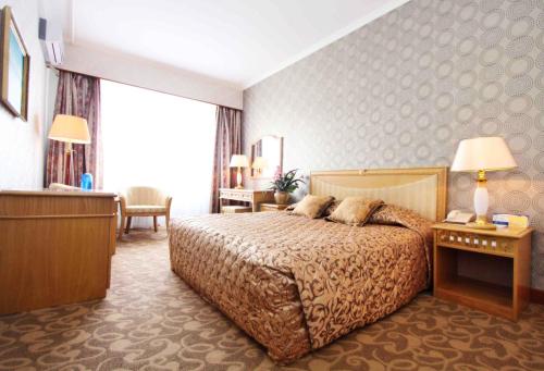 En eller flere senge i et værelse på Bayangol Hotel