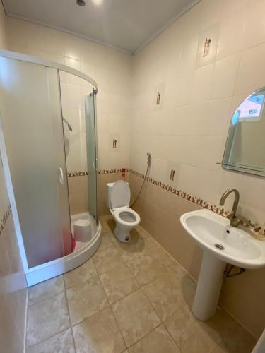 ノヴォミハイロフスキーにあるVid Guest Houseのバスルーム(シャワー、トイレ、シンク付)