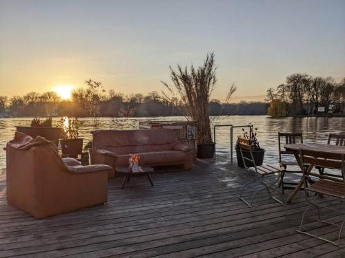 Photo de la galerie de l'établissement Hausboot mit Hottub in Berlin, à Berlin