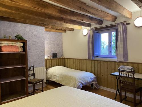 Giường trong phòng chung tại Gîte Noyant-d'Allier, 4 pièces, 9 personnes - FR-1-489-225
