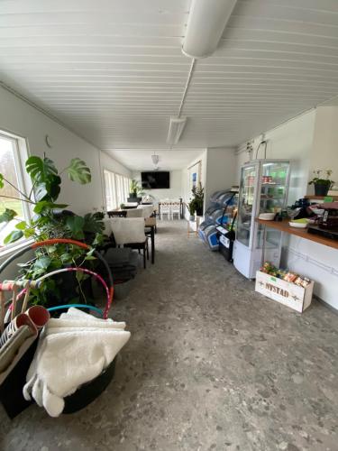 una habitación vacía con plantas en un garaje en Santtioranta Camping, en Uusikaupunki