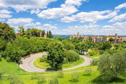 a winding road in a city with buildings at Hotel Palazzo San Lorenzo & Spa in Colle Val D'Elsa