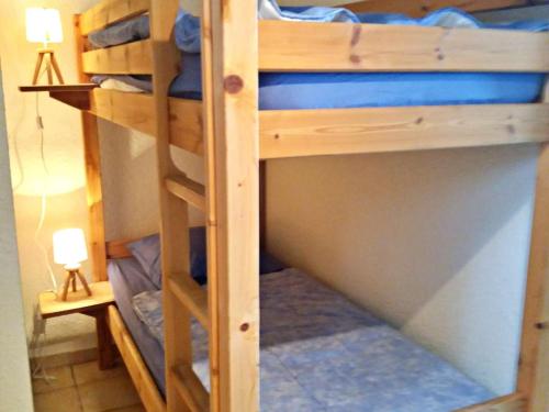 - un lit superposé avec une échelle dans une chambre dans l'établissement Charmant appartement rénové avec loggia et parking, proche de la mer à Marseillan - FR-1-387-144, à Marseillan