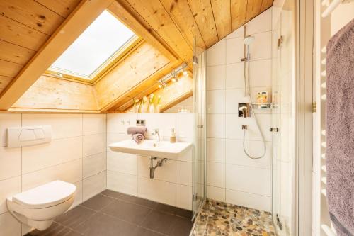 uma casa de banho com um lavatório e um chuveiro. em Aparthotel Weinklause Superior em Oberstdorf