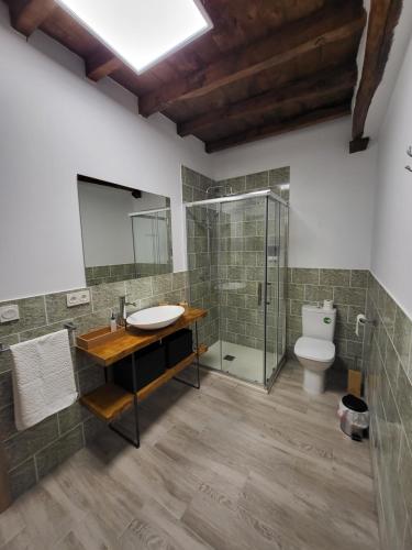 Bilik mandi di Villa Rural Casa Alma