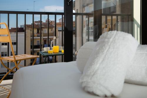 a bedroom with a bed and a balcony with a view at Tgna Rambla 68 in Tarragona