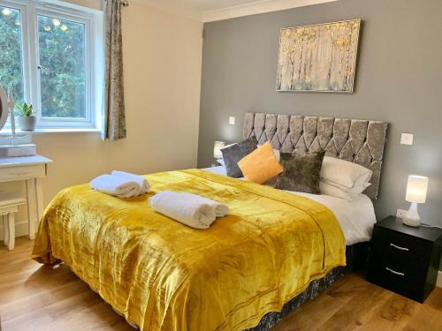 a bedroom with a large bed with towels on it at An ENTIRE 2beds, 2bathrooms, free Wifi, Free Parking, Oxford in Oxford