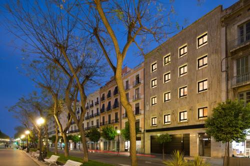 a building on a city street at night at Tgna Rambla 68 in Tarragona