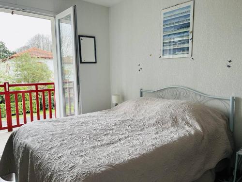 - une chambre avec un lit et une grande fenêtre dans l'établissement Appartement Cambo-les-Bains, 2 pièces, 2 personnes - FR-1-495-5, à Cambo-les-Bains