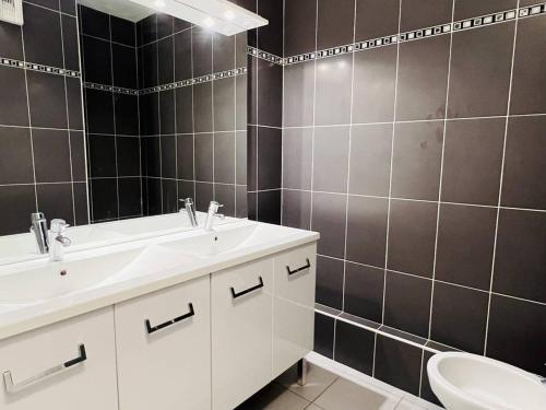 a bathroom with a sink and a toilet at Appartement Cambo-les-Bains, 2 pièces, 2 personnes - FR-1-495-8 in Cambo-les-Bains