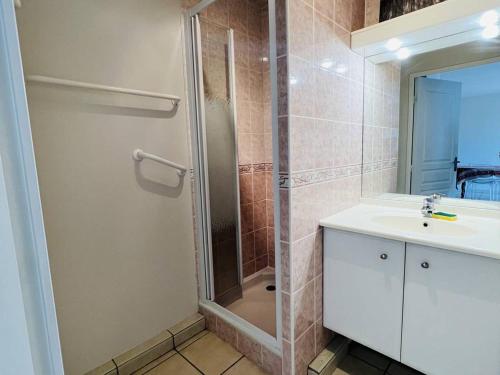 a bathroom with a shower and a sink at Appartement Cambo-les-Bains, 2 pièces, 3 personnes - FR-1-495-9 in Cambo-les-Bains