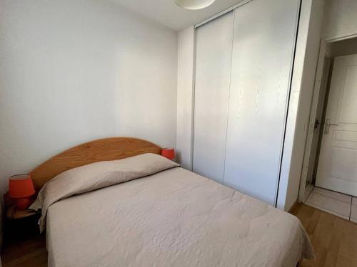 Dormitorio pequeño con cama y armario en Appartement Cambo-les-Bains, 2 pièces, 4 personnes - FR-1-495-13, en Cambo-les-Bains