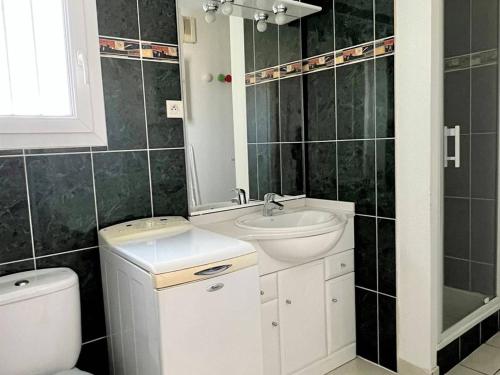 a bathroom with a toilet and a sink at Appartement Cambo-les-Bains, 2 pièces, 4 personnes - FR-1-495-13 in Cambo-les-Bains