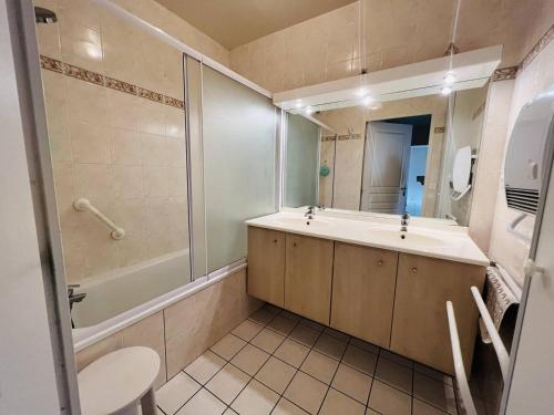 Een badkamer bij Appartement Cambo-les-Bains, 3 pièces, 4 personnes - FR-1-495-18
