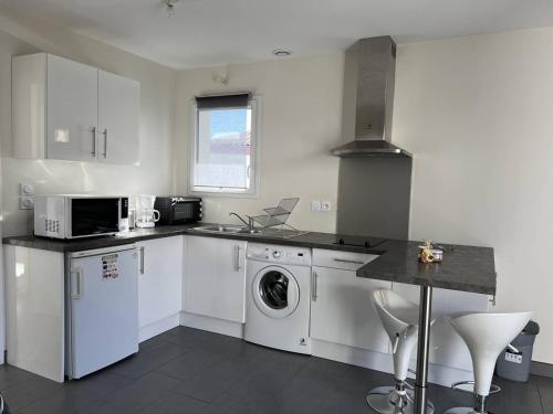 Il comprend une cuisine équipée d'un lave-linge et d'un sèche-linge. dans l'établissement Appartement T1 bis à Cambo, proche thermes et centre, RDC, terrasse, parking, internet, animal toléré - FR-1-495-12, à Cambo-les-Bains