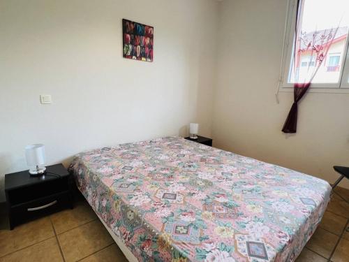 1 dormitorio con 1 cama, 2 mesitas de noche y ventana en Appartement Cambo-les-Bains, 2 pièces, 2 personnes - FR-1-495-36, en Cambo-les-Bains