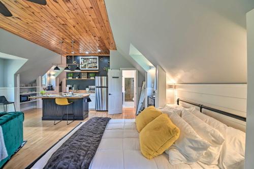 1 Schlafzimmer mit einem großen Bett und einer Küche in der Unterkunft Stylish Studio with Fireplace about 3 Mi From Dtwn! in Saratoga Springs