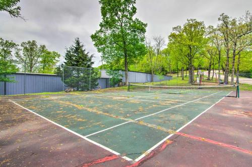 Tenis a/nebo squash v ubytování Pool Days and Water Fun Await Lake Ozark Escape! nebo okolí
