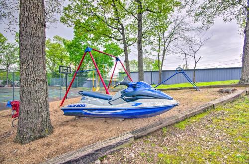 Herní místnost nebo prostor pro děti v ubytování Pool Days and Water Fun Await Lake Ozark Escape!