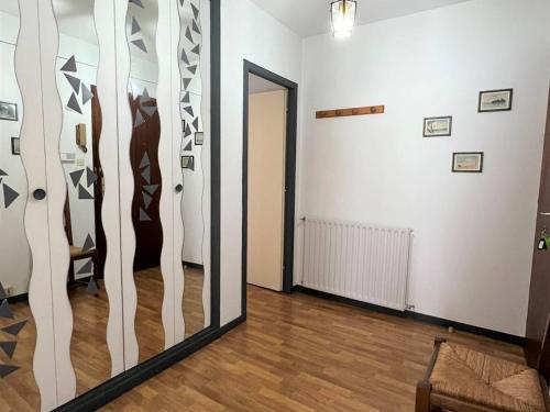 Photo de la galerie de l'établissement Spacieux T3 au 1er étage, proche centre, 4 couchages, balcon, internet - Cambo-les-Bains - FR-1-495-54, à Cambo-les-Bains